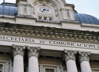 La estrategia comunicacional de Milei: cuando la confrontación con los medios se convierte en política de Estado Exterior shot of a building with "secretaría de comunicaciones."