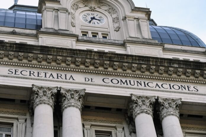 Exterior shot of a building with "secretaría de comunicaciones."