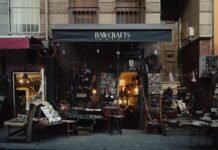 Artemis II se acerca a su momento histórico: sobrevuelo de la cara oculta lunar marca nueva era espacial a store front with a bunch of items on display