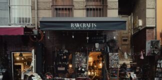 Artemis II se acerca a su momento histórico: sobrevuelo de la cara oculta lunar marca nueva era espacial a store front with a bunch of items on display