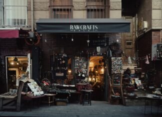 Artemis II se acerca a su momento histórico: sobrevuelo de la cara oculta lunar marca nueva era espacial a store front with a bunch of items on display