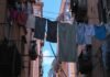 Las tensiones lingüísticas en Cataluña evidencian las fracturas del panorama político autonómico clothes hanging out to dry on a clothes line