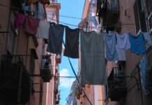 Las tensiones lingüísticas en Cataluña evidencian las fracturas del panorama político autonómico clothes hanging out to dry on a clothes line