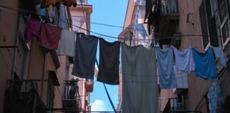 Las tensiones lingüísticas en Cataluña evidencian las fracturas del panorama político autonómico clothes hanging out to dry on a clothes line