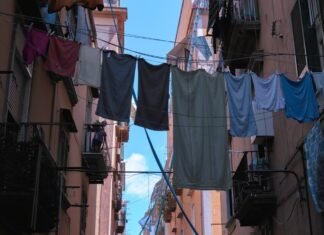 Las tensiones lingüísticas en Cataluña evidencian las fracturas del panorama político autonómico clothes hanging out to dry on a clothes line