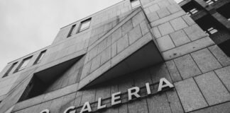 El Balance Real de la Guerra Comercial: Costos y Beneficios de la Estrategia Arancelaria Galeria logo on a modern stone building