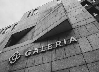 El Balance Real de la Guerra Comercial: Costos y Beneficios de la Estrategia Arancelaria Galeria logo on a modern stone building