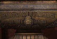 La verdadera independencia institucional: más allá del marco normativo a close up of a statue of a man's head