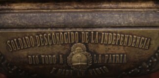 La verdadera independencia institucional: más allá del marco normativo a close up of a statue of a man's head