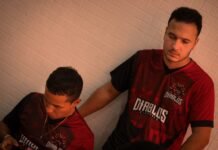 Las camisetas malditas del fútbol español: cuando el diseño no garantiza el éxito Two men in matching red and black jerseys leaning together.