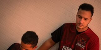 Las camisetas malditas del fútbol español: cuando el diseño no garantiza el éxito Two men in matching red and black jerseys leaning together.