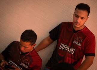 Las camisetas malditas del fútbol español: cuando el diseño no garantiza el éxito Two men in matching red and black jerseys leaning together.