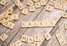 Crisis geopolítica impulsa el petróleo por encima de los $100 mientras los mercados globales se tambalean scrabble tiles spelling the word crissis on a wooden surface