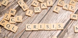 Crisis geopolítica impulsa el petróleo por encima de los $100 mientras los mercados globales se tambalean scrabble tiles spelling the word crissis on a wooden surface