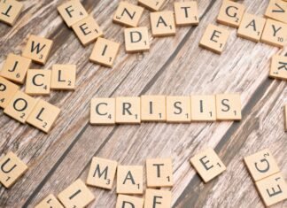 Crisis geopolítica impulsa el petróleo por encima de los $100 mientras los mercados globales se tambalean scrabble tiles spelling the word crissis on a wooden surface