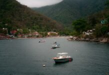 El Superclásico River vs Boca: Análisis del encuentro más esperado del fútbol argentino Boats float in a bay with a town and mountains.