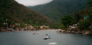 El Superclásico River vs Boca: Análisis del encuentro más esperado del fútbol argentino Boats float in a bay with a town and mountains.