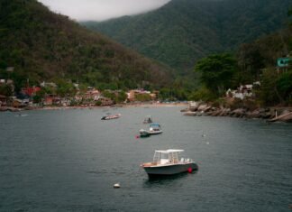 El Superclásico River vs Boca: Análisis del encuentro más esperado del fútbol argentino Boats float in a bay with a town and mountains.