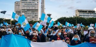 El fotoperiodismo argentino conquista el World Press Photo: cuando la imagen se convierte en testimonio social people gathering on street during daytime