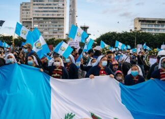 El fotoperiodismo argentino conquista el World Press Photo: cuando la imagen se convierte en testimonio social people gathering on street during daytime