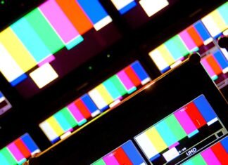 El fenómeno de transformación televisiva que conquista audiencias: claves del éxito de los programas de imitación black blue green purple and pink multi color glass window