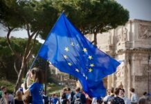 Europa acelera su independencia energética: la transición verde como respuesta geopolítica a young girl holding a european flag in front of a crowd of people