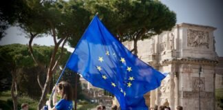 Europa acelera su independencia energética: la transición verde como respuesta geopolítica a young girl holding a european flag in front of a crowd of people