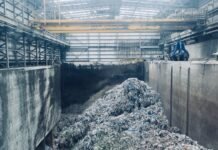 La Geoda de Pulpí se acerca al reconocimiento internacional como Patrimonio Mundial a large pile of garbage in a large building