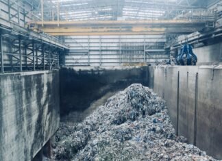 La Geoda de Pulpí se acerca al reconocimiento internacional como Patrimonio Mundial a large pile of garbage in a large building
