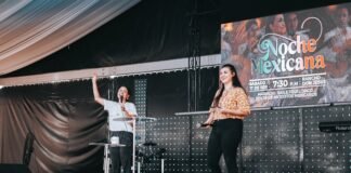 Andrea Carballo: El éxito transcontinental de una actriz argentina que conquista España con arte y emprendimiento a woman standing next to a man on a stage