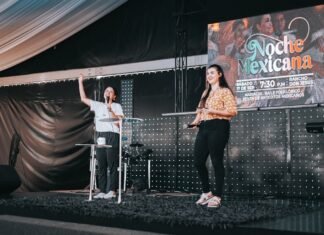 Andrea Carballo: El éxito transcontinental de una actriz argentina que conquista España con arte y emprendimiento a woman standing next to a man on a stage