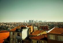 Las negociaciones de paz en Oriente Medio enfrentan nuevos obstáculos ante la escalada en Líbano a view of a city from a rooftop