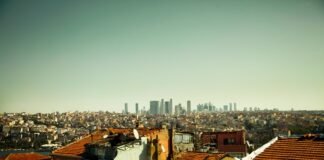 Las negociaciones de paz en Oriente Medio enfrentan nuevos obstáculos ante la escalada en Líbano a view of a city from a rooftop