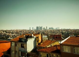 Las negociaciones de paz en Oriente Medio enfrentan nuevos obstáculos ante la escalada en Líbano a view of a city from a rooftop