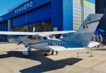El legado aeronáutico de Juan de la Cierva: cómo Albacete forjó la historia de la aviación rotatoria Small airplane parked outside a blue hangar
