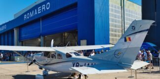 El legado aeronáutico de Juan de la Cierva: cómo Albacete forjó la historia de la aviación rotatoria Small airplane parked outside a blue hangar