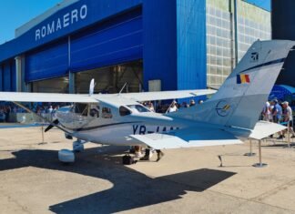 El legado aeronáutico de Juan de la Cierva: cómo Albacete forjó la historia de la aviación rotatoria Small airplane parked outside a blue hangar
