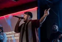 Nerea Barros regresa como Elena Blanco en «La Nena»: El desafío de adaptar el thriller literario español a man standing on a stage holding a microphone