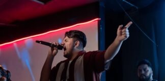 Nerea Barros regresa como Elena Blanco en «La Nena»: El desafío de adaptar el thriller literario español a man standing on a stage holding a microphone