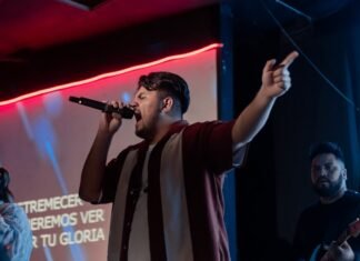 Nerea Barros regresa como Elena Blanco en «La Nena»: El desafío de adaptar el thriller literario español a man standing on a stage holding a microphone