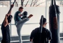 La nueva generación del kickboxing español conquista Argentina: análisis del fenómeno Álex Usieto a group of people in a gym with punching gloves