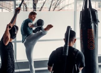 La nueva generación del kickboxing español conquista Argentina: análisis del fenómeno Álex Usieto a group of people in a gym with punching gloves