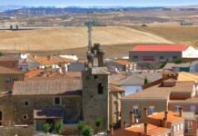 Sant Jordi 2026: La tradición literaria catalana que conquista corazones y librerías a view of a town with a clock tower