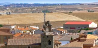 Sant Jordi 2026: La tradición literaria catalana que conquista corazones y librerías a view of a town with a clock tower