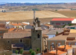 Sant Jordi 2026: La tradición literaria catalana que conquista corazones y librerías a view of a town with a clock tower