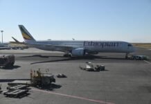 La gestión aeroportuaria entre el Estado y las autonomías: un debate constitucional en evolución Ethiopian airlines airplane parked on tarmac at airport.