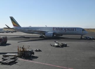 La gestión aeroportuaria entre el Estado y las autonomías: un debate constitucional en evolución Ethiopian airlines airplane parked on tarmac at airport.