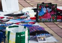 Las Hermandades Sevillanas se Preparan para una Década de Celebraciones Históricas a bunch of umbrellas that are on the ground