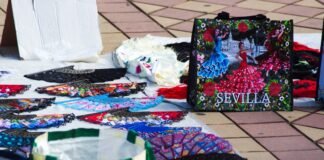 Las Hermandades Sevillanas se Preparan para una Década de Celebraciones Históricas a bunch of umbrellas that are on the ground