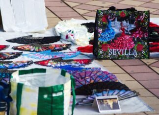 Las Hermandades Sevillanas se Preparan para una Década de Celebraciones Históricas a bunch of umbrellas that are on the ground